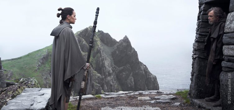 Rey und Luke stehen sich gegenüber im Regen auf einer grünen Insel
