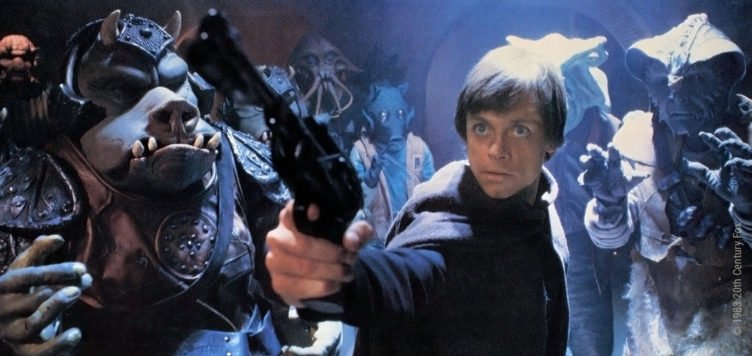 Luke Skywalker zielt mit einer Pistole während er von tierähnlichen Außerirdischen umgeben ist