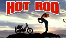 Kritik Hot Rod Mit Vollgas durch die Hölle Titelbild mit Andy Samberg und einem Motorrad