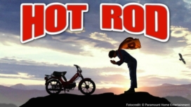 Kritik Hot Rod Mit Vollgas durch die Hölle Titelbild mit Andy Samberg und einem Motorrad