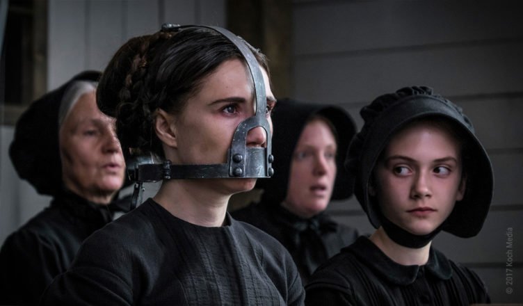 Carice van Houten mit einer Eisenmaske vor dem Gesicht in Brimstone