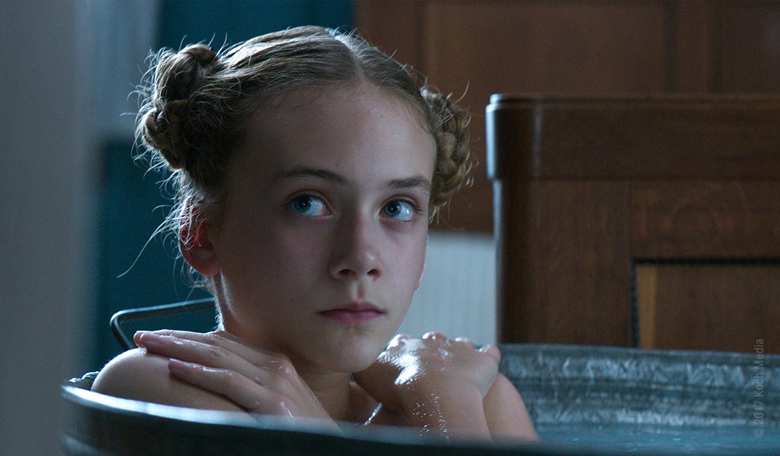 Emilia Jones sitzt als junge Liz schamvoll in einer Badewanne in Brimstone