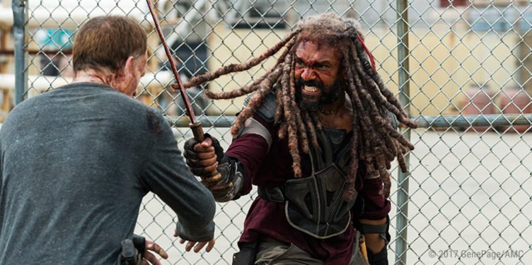 Khary Payton kämpft als Ezekiel gegen einen Zombie in The Walking Dead Staffel 8 Folge 4