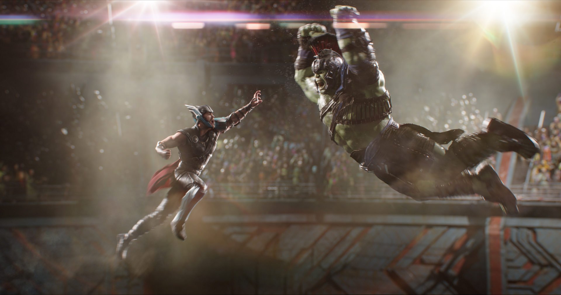Thor (Chris Hemsworth) und Hulk (Mark Ruffalo) kämpfen gegeneinander in einer Arena in einem Szenenbild für Kritik Thor Tag der Entscheidung