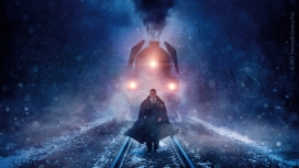 Titelbild zur Kritik Mord im Orient Express 2017 mit Kenneth Branagh als Hercule Poirot vor einer Lokomotive bei Nacht