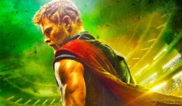 Chris Hemsworth als Thor mit kurzen Haaren vor grün-gelbem Hintergrund auf Plakat zu Thor: Tag der Entscheidung