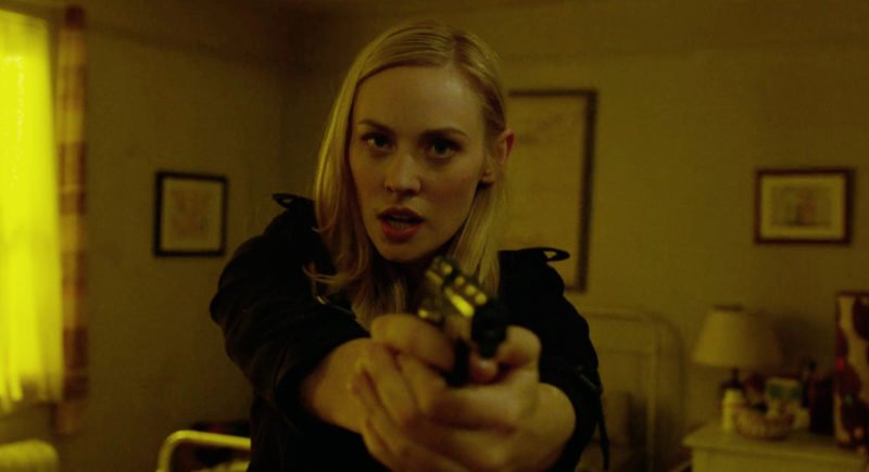 Deborah Ann Woll als Karen zielt mit einer Pistole in einem Szenenbild für Kritik The Punisher