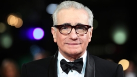 Martin Scorsese mit Anzug und Fliege auf einem roten Teppich