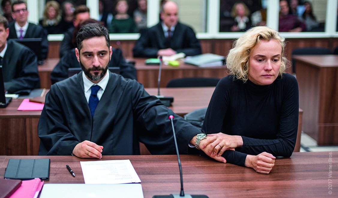 Denis Moschitto hält im Gerichtssaal die Hand von Diane Kruger in Aus dem Nichts