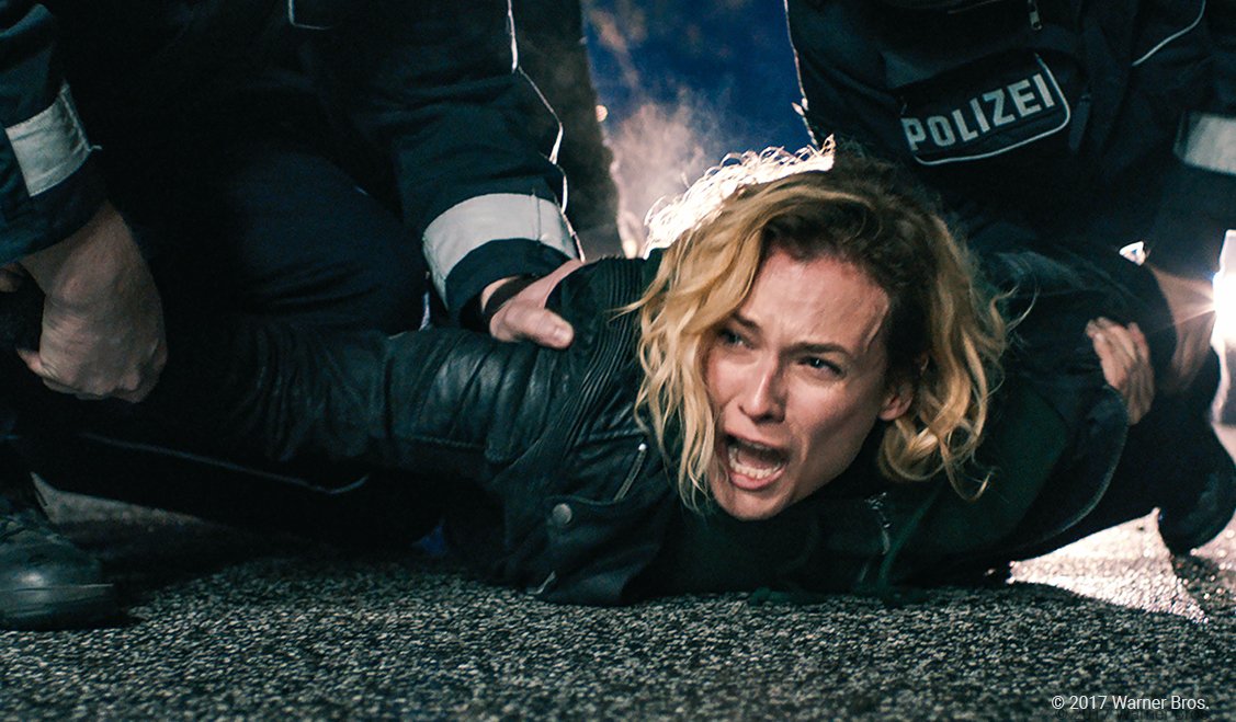 Diane Kruger wird von Polizisten brutal auf den Boden gedrückt in Aus dem Nichts