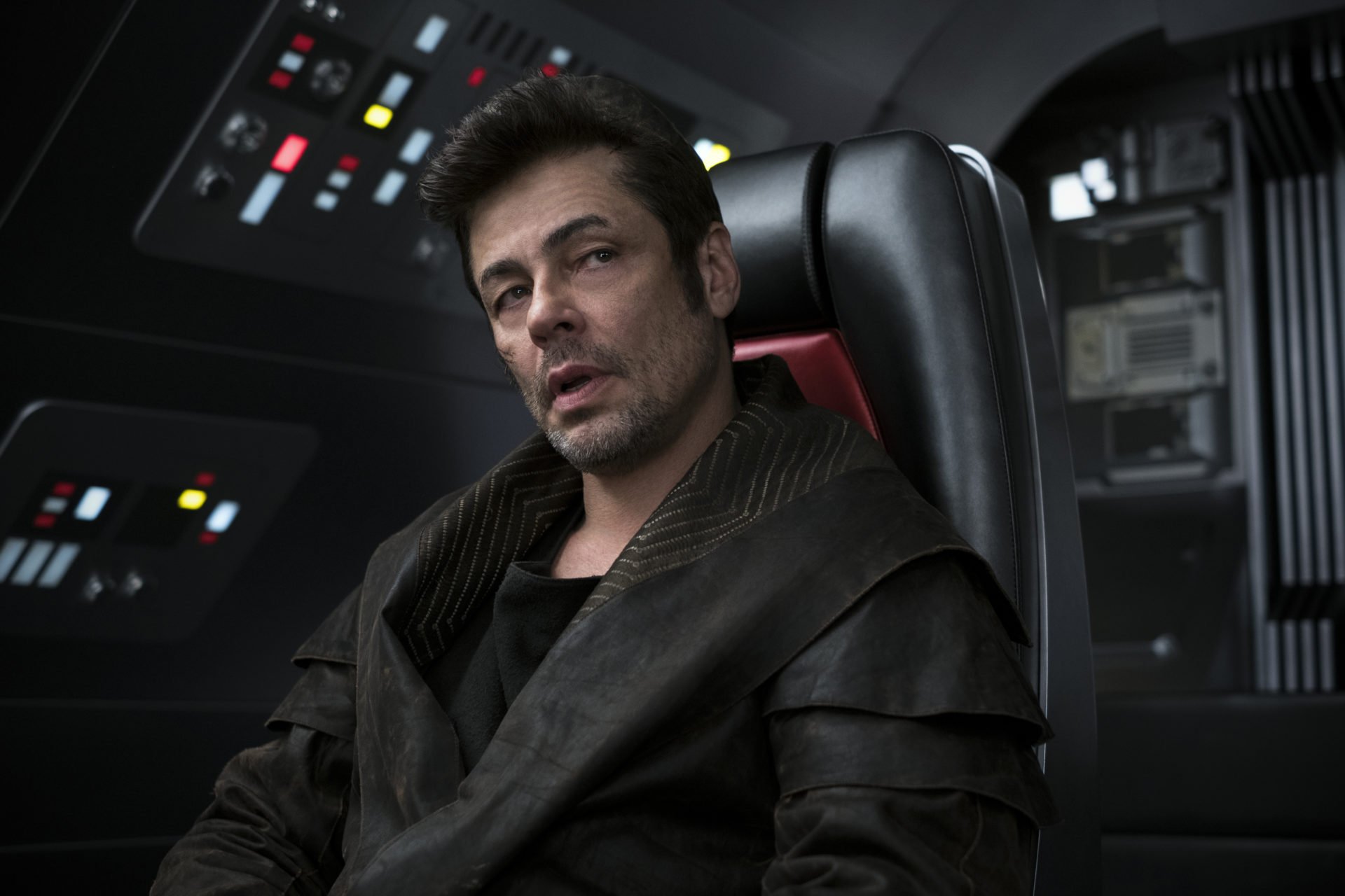 Benicio del Toro in einem Raumschiff in Star Wars: Die letzten Jedi