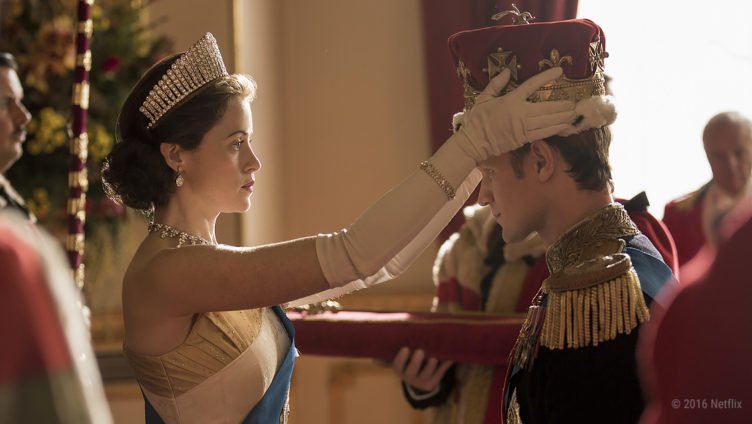 Claire Foy als Queen Elizabeth II und Prinz Philip als Königspaar in The Crown Staffel 1