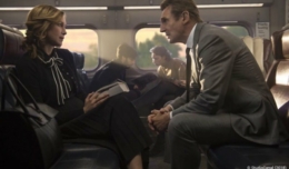 Liam Neeson und Vera Farmiga in einem Zug in einem Szenenbild für Kritik The Commuter