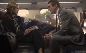Liam Neeson und Vera Farmiga in einem Zug in einem Szenenbild für Kritik The Commuter