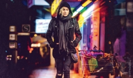 Diane Kruger läuft in Lederjacke auf einer verregneten Straße im bunten Neonlicht entlang in Aus dem Nichts
