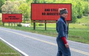 Frances McDormand steht vor drei roten Anzeigetafeln im Titelbild für die Kritik "Three Billboards Outside Ebbing, Missouri"