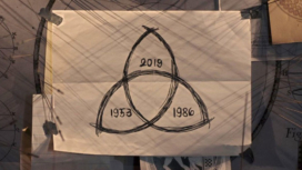 Eine Skizze eines Wurmlochs mit den Jahren 1953, 1986 und 2019 aus der Netflix-Serie Dark