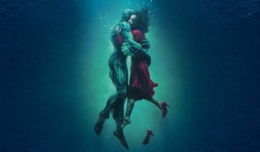 Titelbild für Kritik Shape of Water – Das Flüstern des Wassers mit Sally Hawkins und Doug Jones, umschlungen in einem dunklen Ozean.