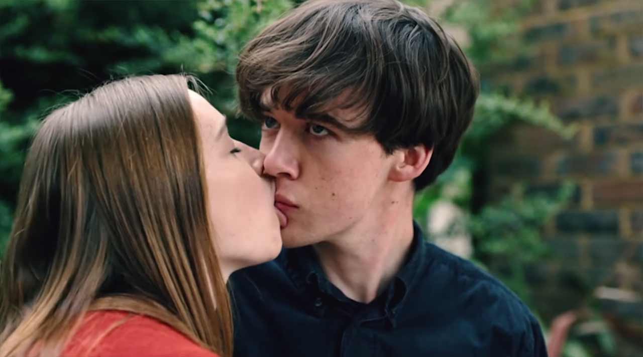 Alex Lawther und Jessica Barden küssen sich in Szenenbild für Kritik The End Of The F***cking World.