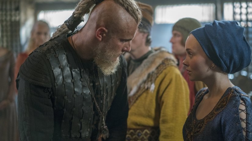 Alexander Ludwig als Björn und Dagny Backer Johnsen als Snaefrid reden miteinander in einem Szenebild für Kritik Vikings Staffel 5 Teil 1 Folge 7 Vollmond