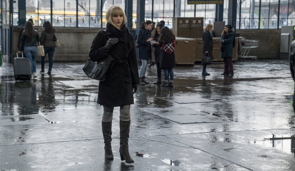 Jennifer Lawrence auf einer Straße in einem Szenenbild für Kritik Red Sparrow