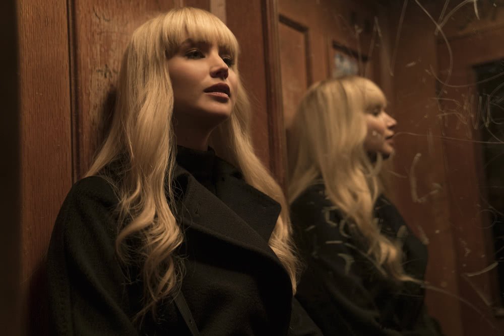 Jennifer Lawrance als Dominika Egorova vor einem Spiegel in einem Szenenbild für Kritik Red Sparrow