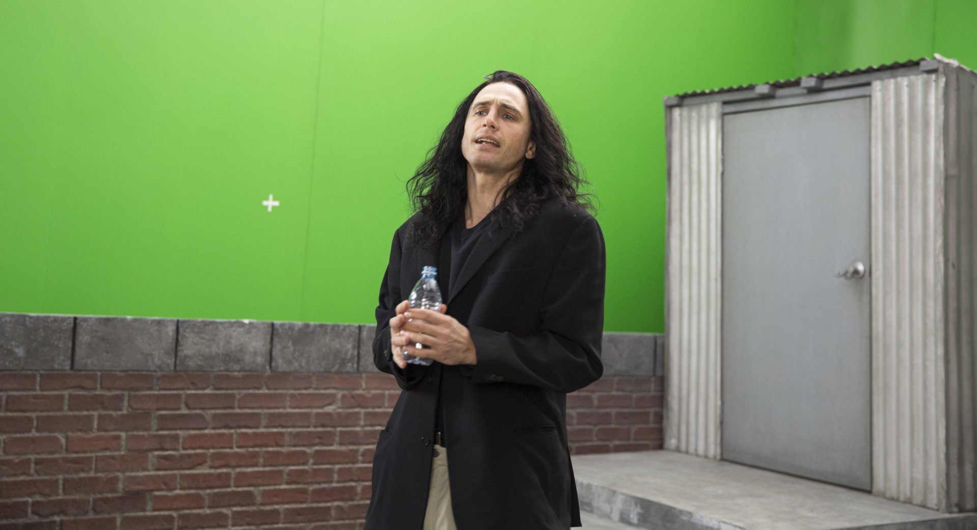 Tommy Wiseau (James Franco) vor einem Greenscreen auf dem Set von The Room in einem Szenenbild für Kritik The Disaster Artist