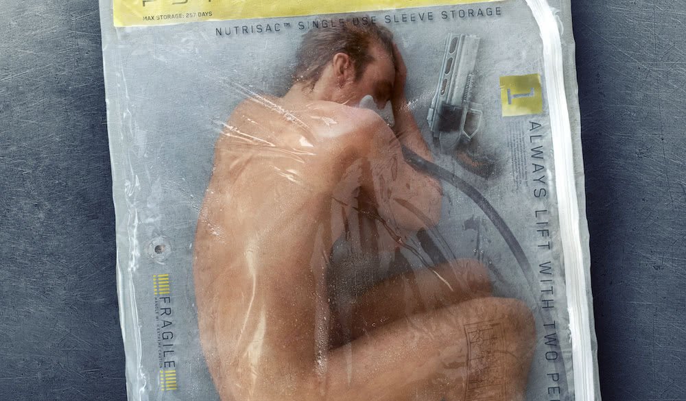 Ein nackter Mensch liegt einsatzbereit in einem durchsichtigen Plastiksack und wird beatmet auf dem Plakat zu Altered Carbon