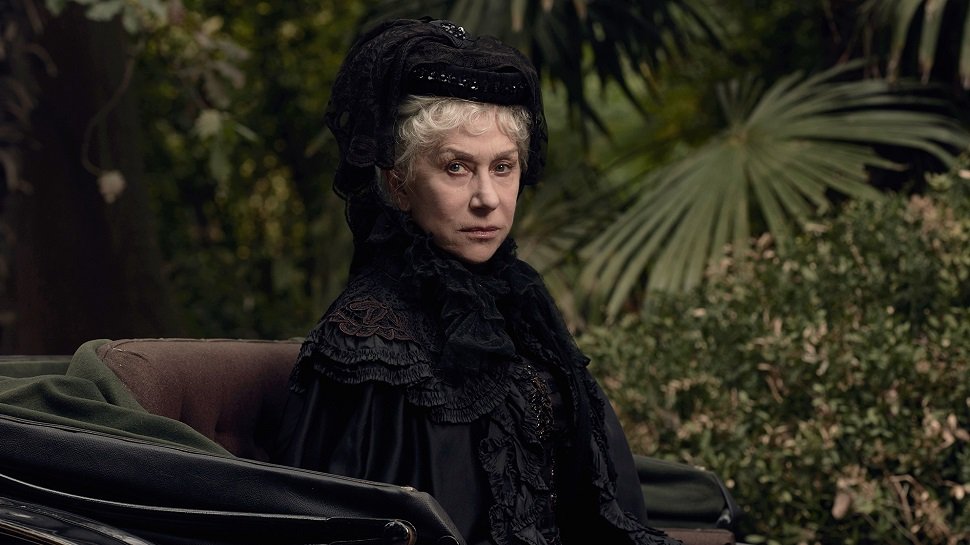Helen Mirren in Schwarz gekleidet in einer Kutsche in einem Szenenbild aus Winchester Das Haus der Verdammten