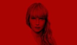 Jennifer Lawrence auf einem roten Hintergrund in Titelbild für Kritik Red Sparrow
