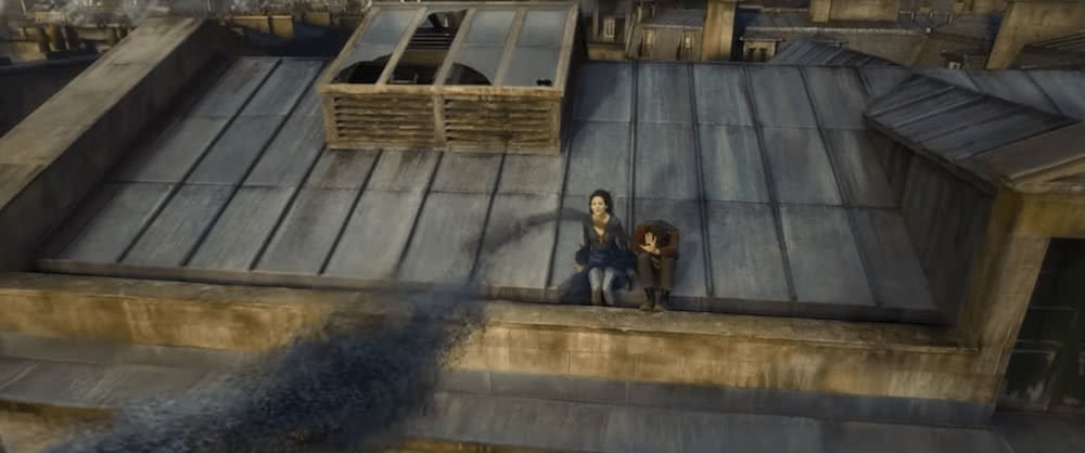 Credence Barebone (Ezra Miller) auf einem Dach in Paris in einem Szenenbild für Jacob Kowalski (Dan Fogler) in einem Szenenbild für Phantastische Tierwesen Grindelwalds Verbrechen Traileranalyse
