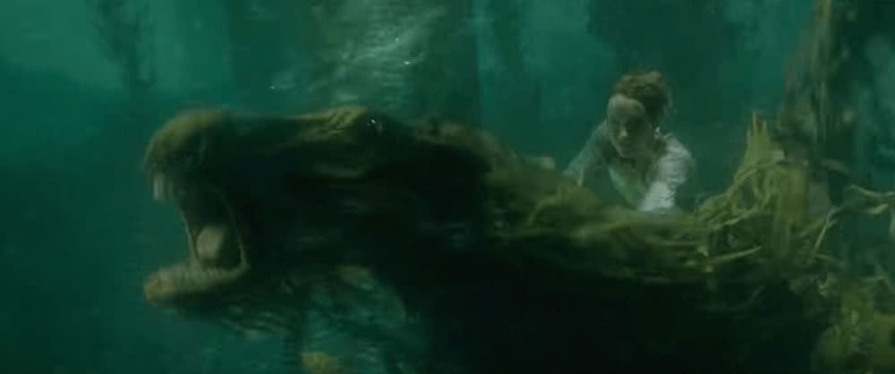 Newt Scamander reitet eine Kelpie in einem See in einem Szenenbild für Phantastische Tierwesen Grindelwalds Verbrechen Traileranalyse