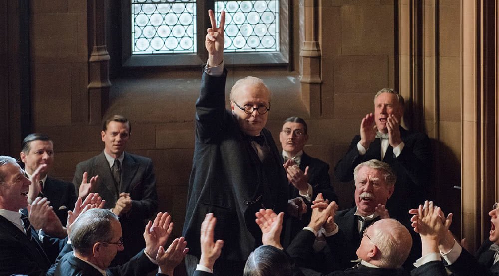 Gary Oldman als Winston Churchill macht das Victory-Zeichen in Die Dunkelste Stunde