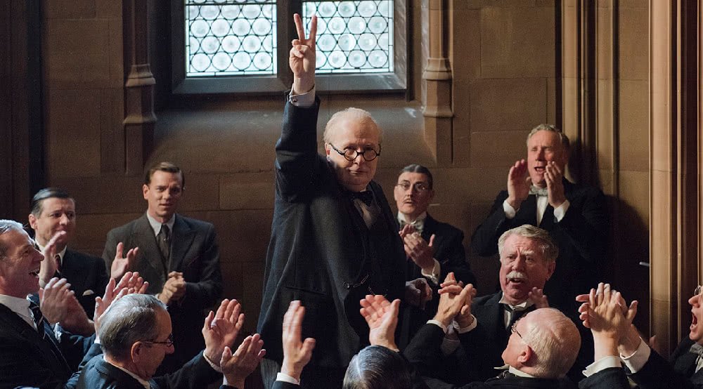 Gary Oldman als Winston Churchill macht das Victory Zeichen in Die Dunkelste Stunde