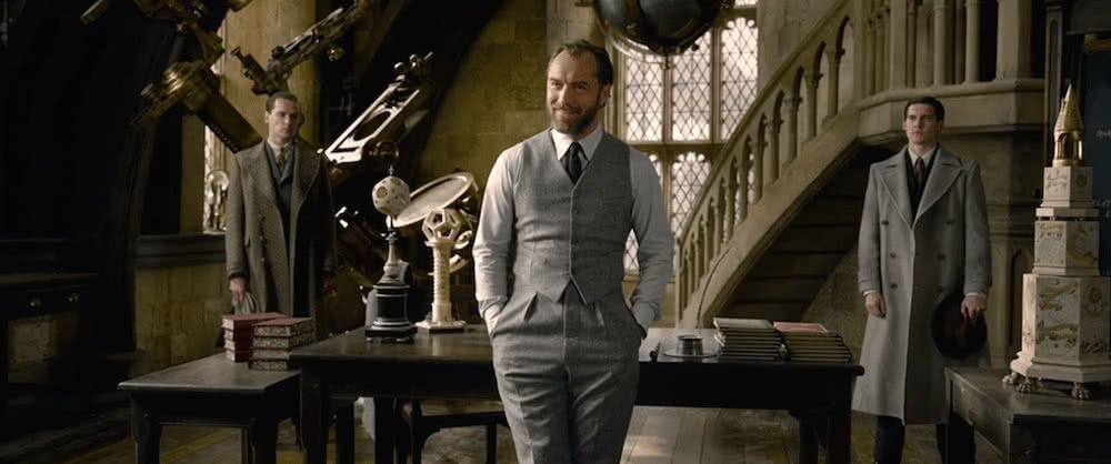 Albus Dumbledore (Jude Law) im Klassenzimmer für Verteidigung gegen die Dunklen Künste in einem Szenenbild für Phantastische Tierwesen Grindelwalds Verbrechen Traileranalyse