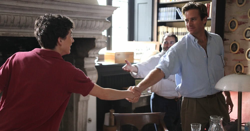 Elio (Timothée Chalamet) und Oliver (Armie Hammer) geben sich die Hand in einem Szenenbild für Kritik Call Me by Your Name