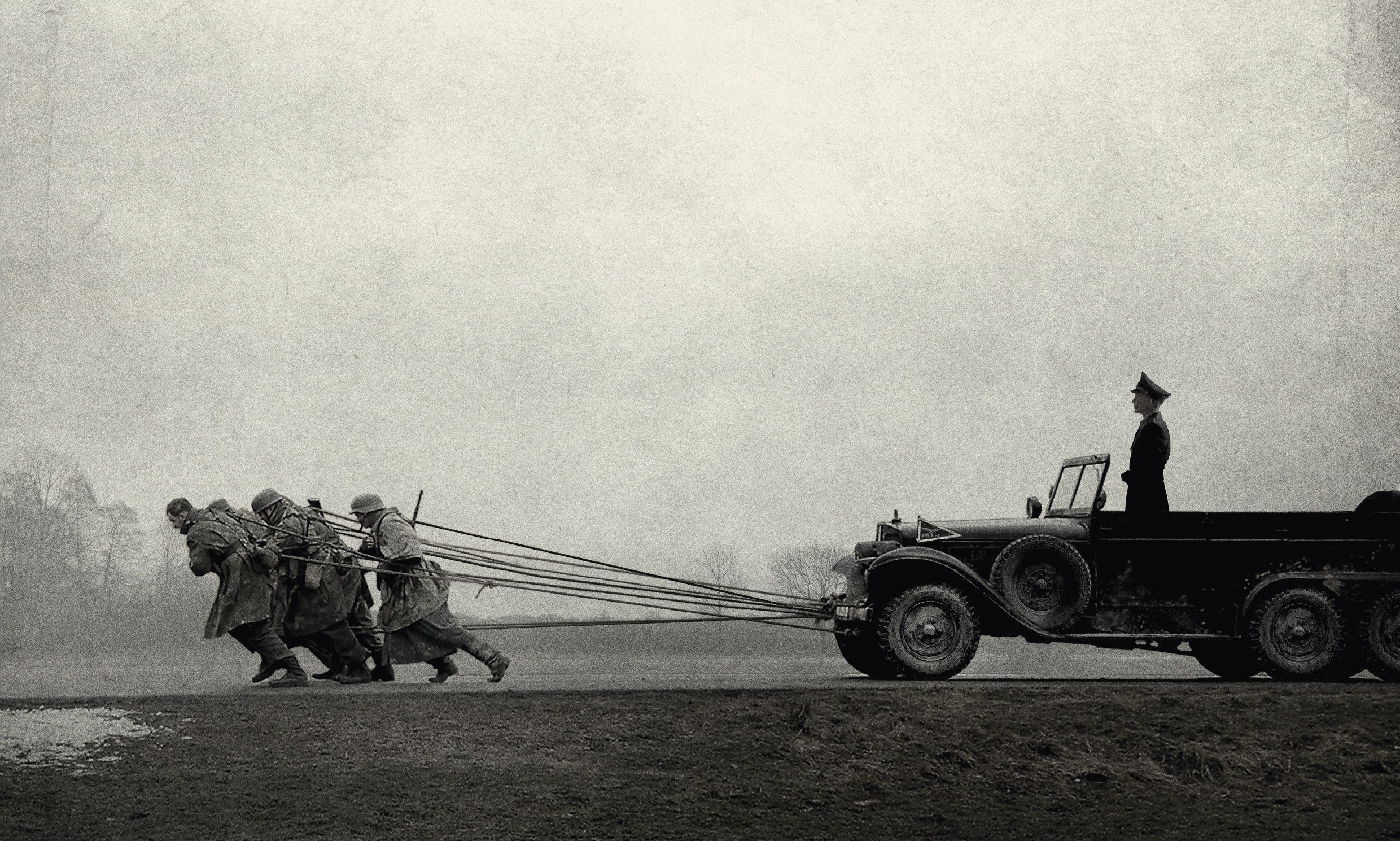 Eine Gruppe von Soldaten zieht den Geländewagen des SS-Hauptmanns in einem Titelbild für Kritik Der Hauptmann