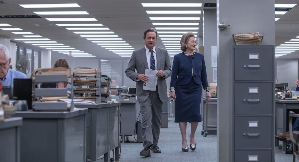 Meryl Streep und Tom Hanks in einem Büro in einem Szenenbild für Kritik Die Verlegerin