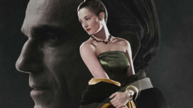 Vicky Krieps mit einem prachtvollen Kleid und Daniel Day-Lewis im Hintergrund