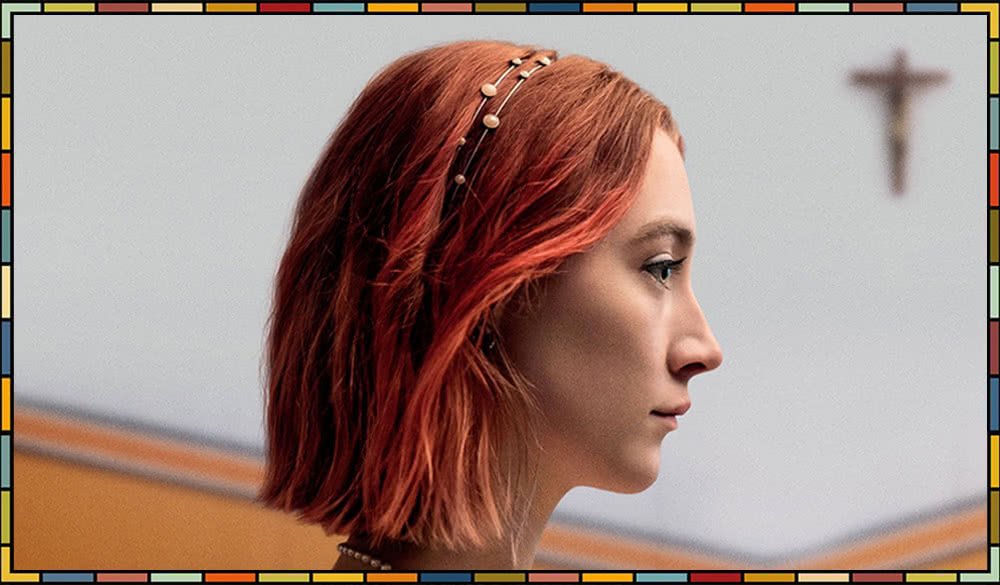 Saoirse Ronan mit roten Haaren im Profil und im Hintergrund ein Kirchenkreuz