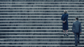 Tom Hanks und Meryl Streep laufen eine steile Treppe hinauf im Film Die Verlegerin