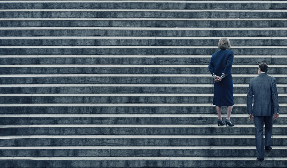 Tom Hanks und Meryl Streep laufen eine steile Treppe hinauf im Film Die Verlegerin