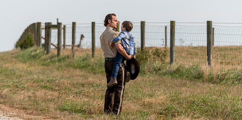 Rick Grimes hält den jungen Carl auf dem Arm in einem Flashback in The Walking Dead Staffel 8 Episode 16
