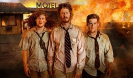 Adam Devine, Anders Holm und Blake Anderson vor einem brennenden Haus in Titelbild zu Kritik Game Over Man