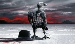 Ein künstlicher Geier steht neben einem blutverschmierten Hut in einer flachen Salzwüste in Westworld Staffel 2
