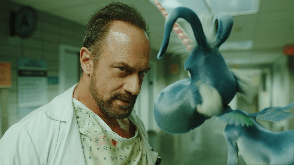 Christopher Meloni und Einhorn Happy im Krankenhaus in einem Szenenbild für Kritik Happy! Staffel 1