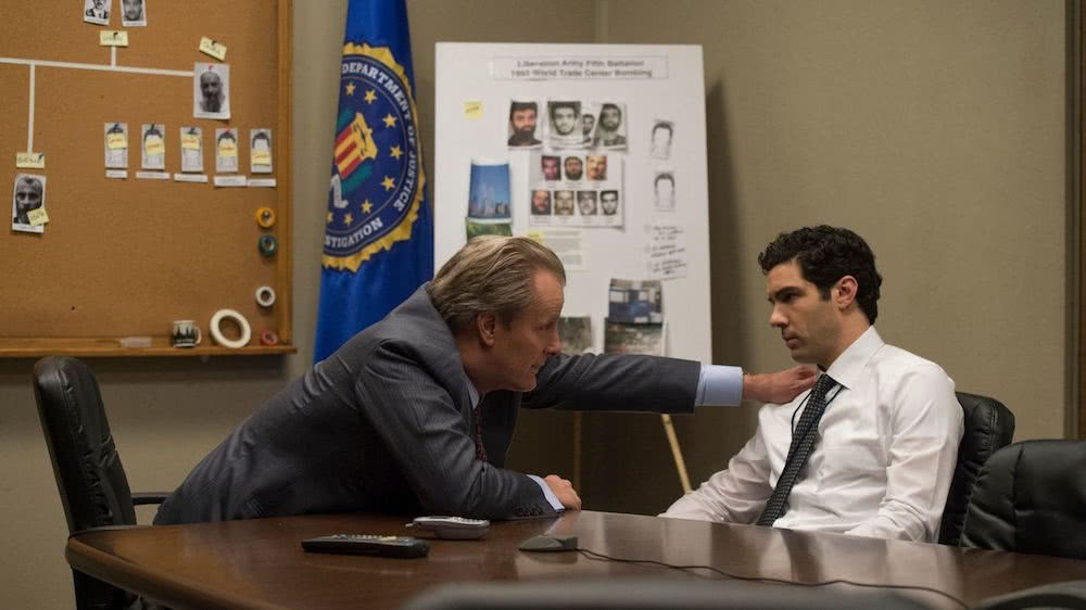 John O'Neill (Jeff Daniels) und Ali Soufan (Tahar Rahim) reden an einem Schreibtisch in einem Szenenbild für Kritik The Looming Tower