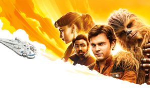 Titelbild für Kritik Solo A Star Wars Story mit Emilia Clarke, Donald Glover, Alden Ehrenreich und Chewbacca vor dem Millenium-Falken