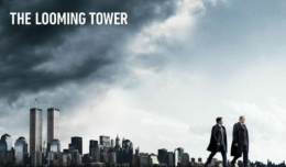 Titelbild Kritik The Looming Tower mit World Trade Center und Jeff Daniels und Tahar Rahim im Vordergrund