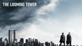 Titelbild Kritik The Looming Tower mit World Trade Center und Jeff Daniels und Tahar Rahim im Vordergrund
